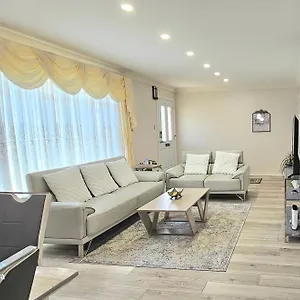 Luxurious Cozy House In Bluffs With Lake View , Toronto Canada